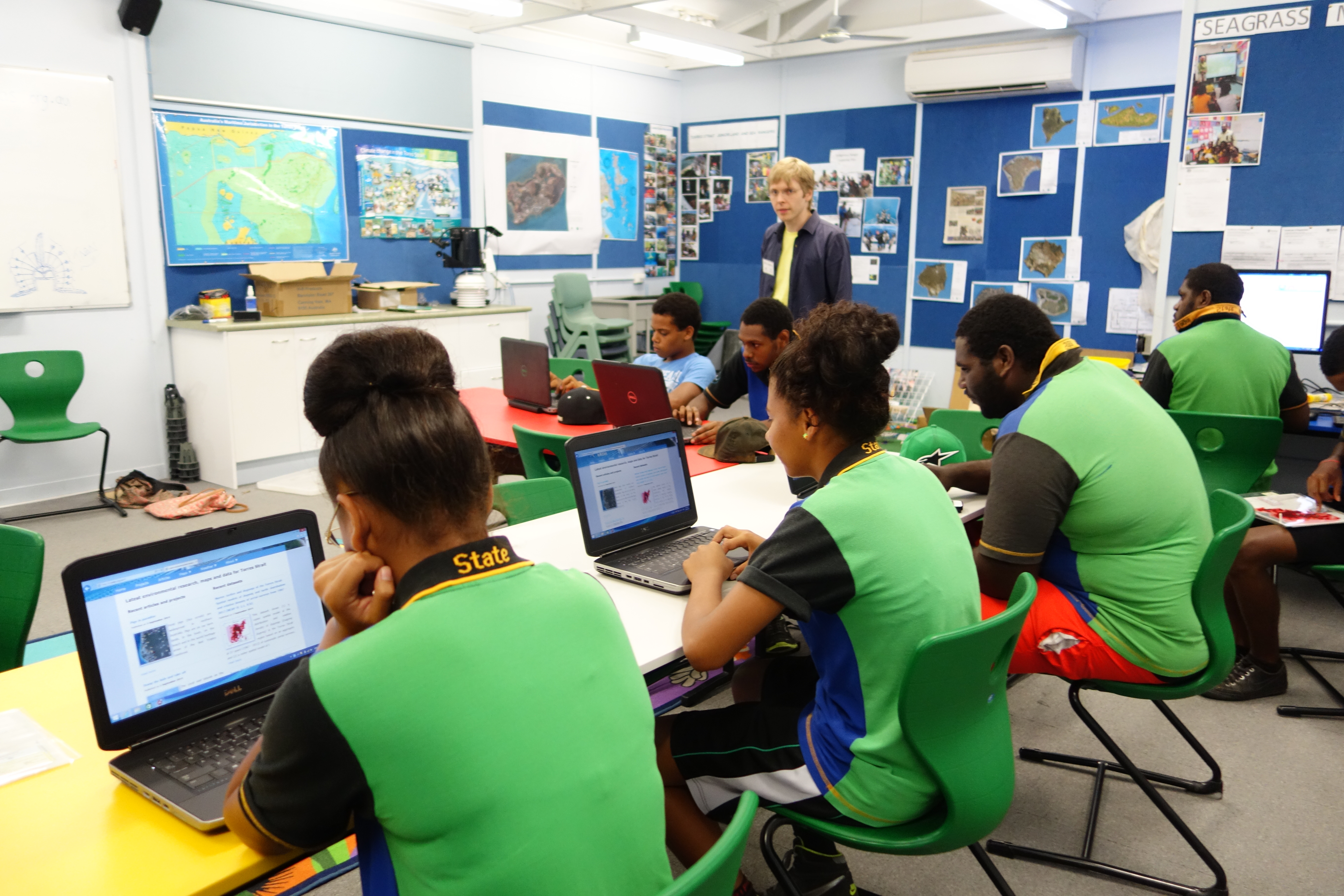 Tagai State College students using the Torres Strait eAtlas