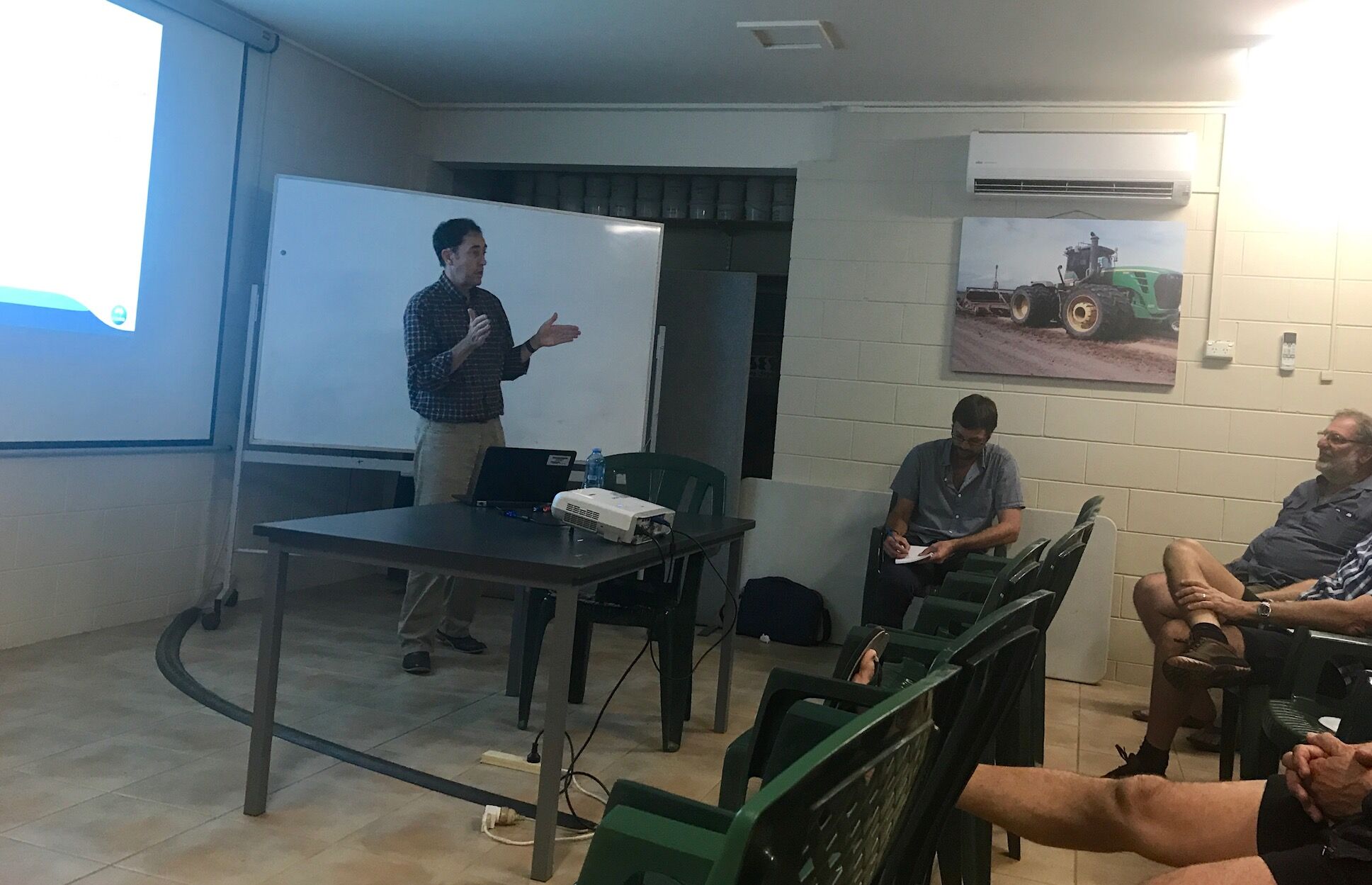 Discussion with canegrowers in Ingham