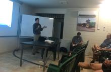Discussion with canegrowers in Ingham